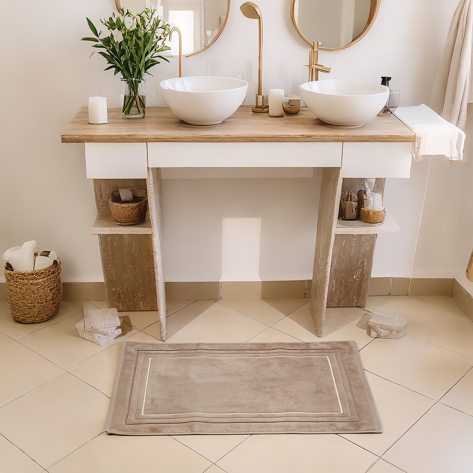 Tapis de bain brodé beige
