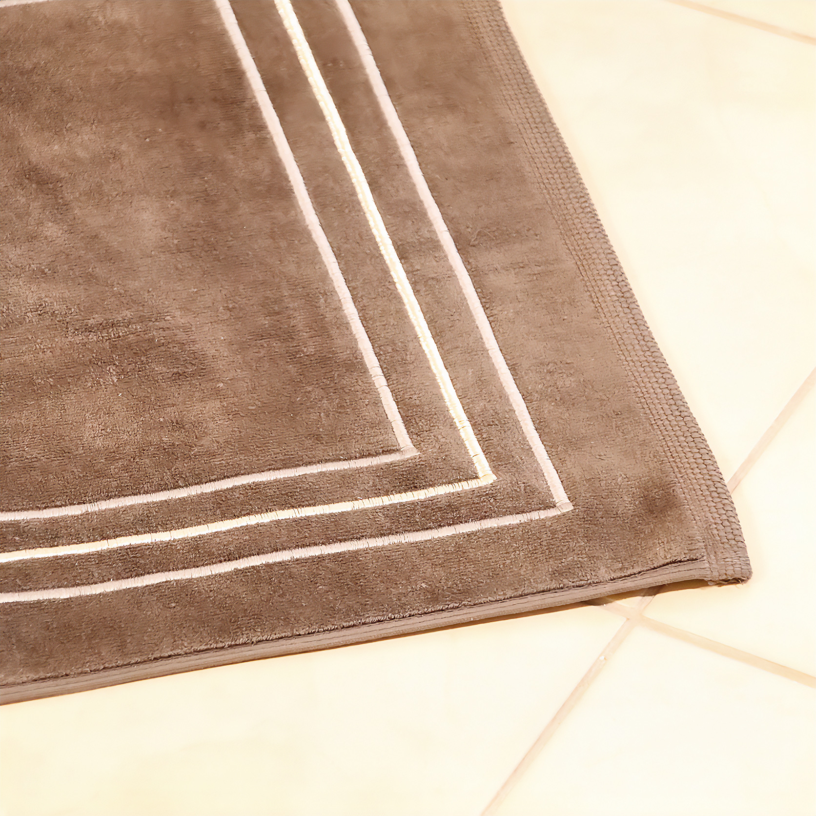 Le tapis brodé Morocco Chic Design: luxe discret & douceur au quotidien